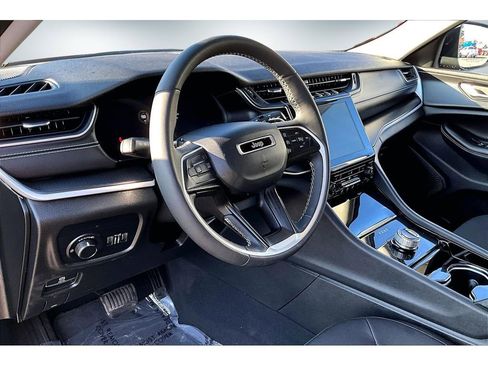 Used 2023 Jeep Grand Cherokee Laredo image 14