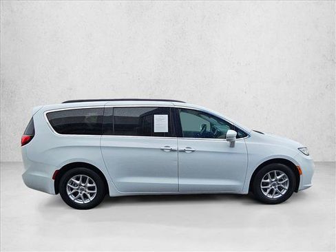 Used 2022 Chrysler Pacifica Touring-L image 6