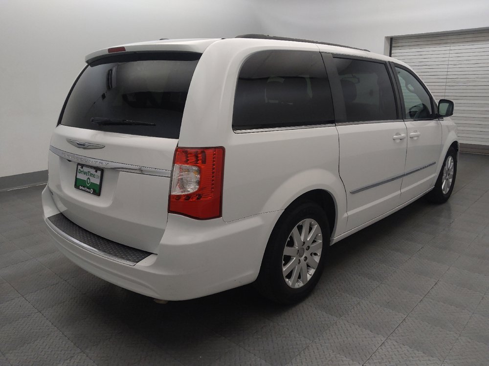 Used 2016 Chrysler Town & Country Touring FWD image 9
