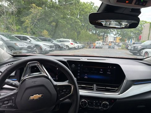 Used 2025 Chevrolet Trax LT w/ LT Convenience Package FWD image 3