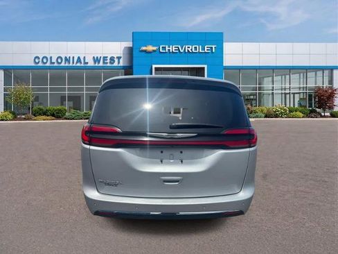 Used 2024 Chrysler Pacifica Touring-L FWD image 7