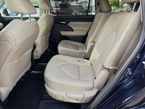 Used 2023 Toyota Highlander XLE FWD image 7