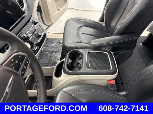Used 2023 Chrysler Pacifica Touring-L FWD image 19