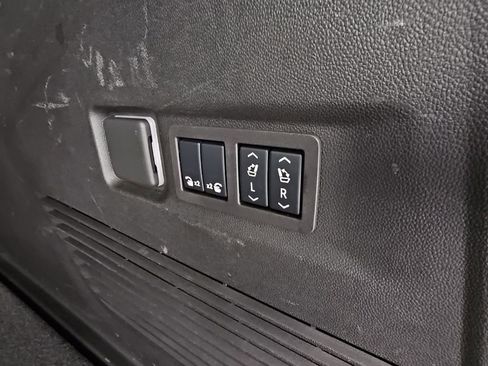 Used 2024 GMC Yukon XL Denali image 40