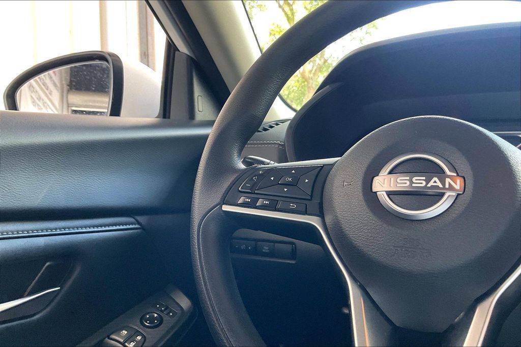 Used 2025 Nissan Sentra SV FWD image 8