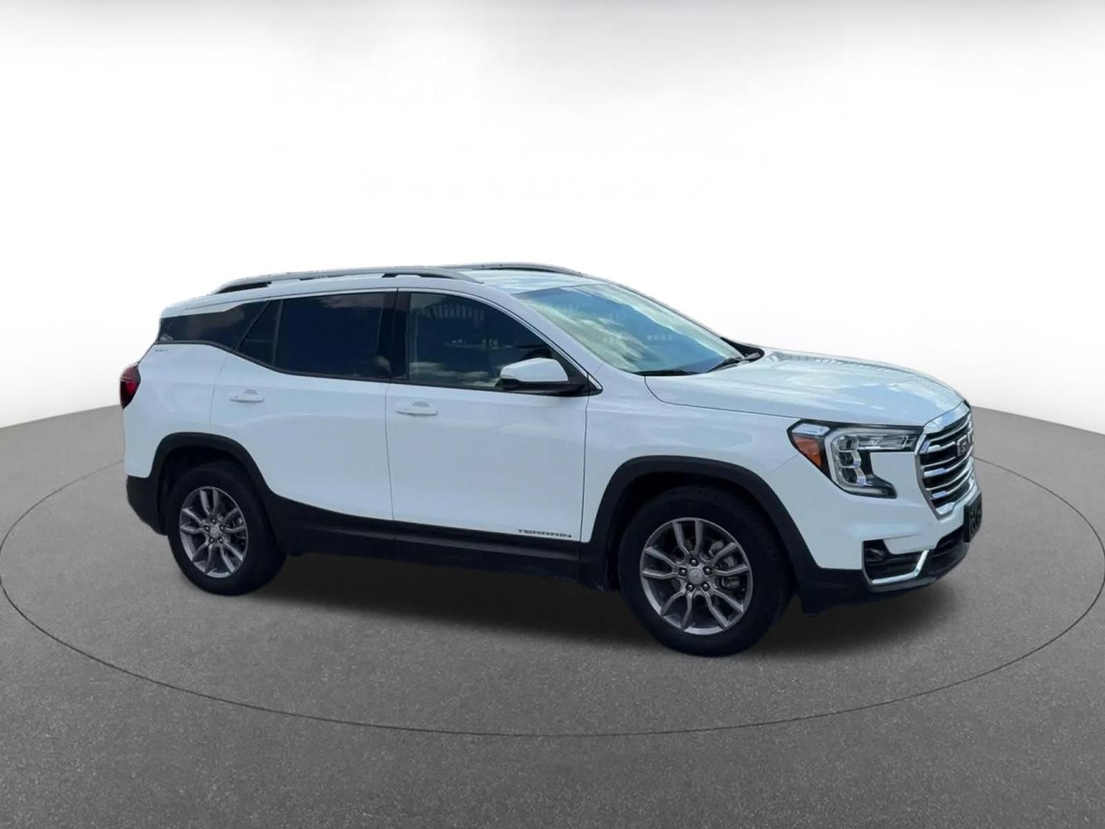 Used 2024 GMC Terrain SLT AWD/4WD image 2