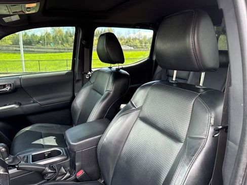 Used 2018 Toyota Tacoma TRD Sport AWD/4WD image 22