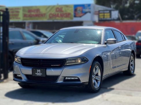 Used 2015 Dodge Charger SXT RWD image 3