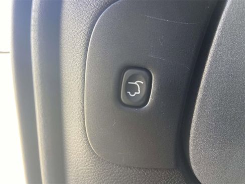 Used 2018 Jeep Cherokee Latitude Plus w/ Comfort/Convenience Group image 10