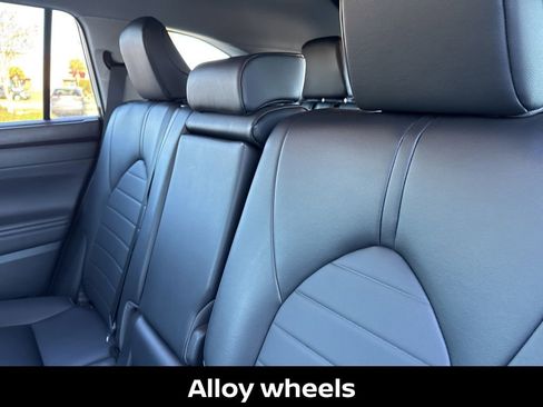 Used 2023 Toyota Highlander XLE image 17