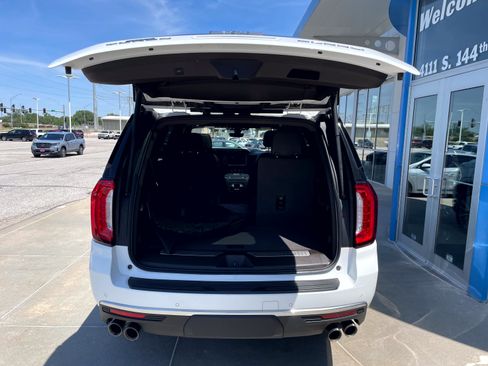 Used 2022 GMC Yukon Denali w/ Advanced Technology Package AWD/4WD image 9