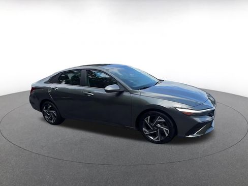 Used 2025 Hyundai Elantra SEL image 2