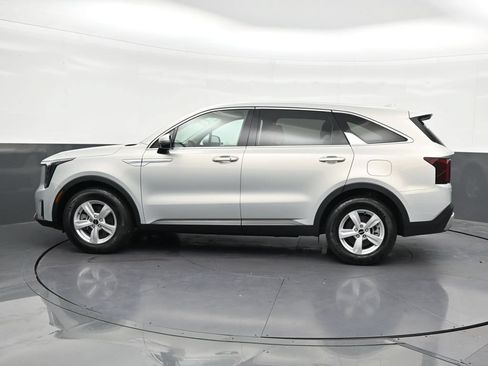 Used 2026 Kia Sorento LX FWD image 2