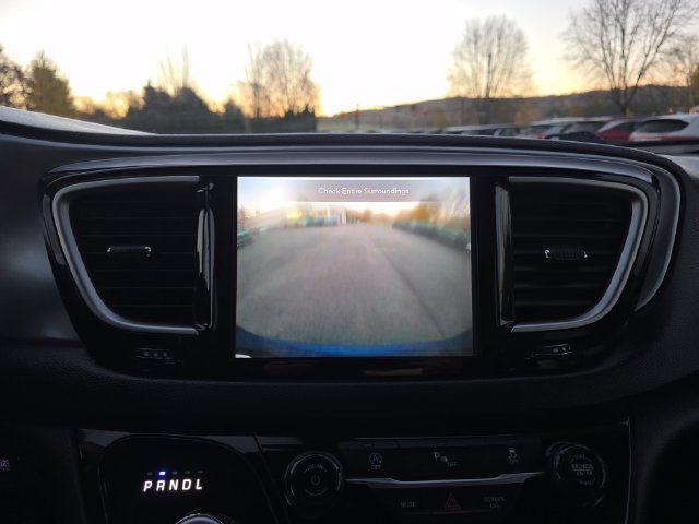Used 2020 Chrysler Pacifica Touring-L Plus FWD image 31