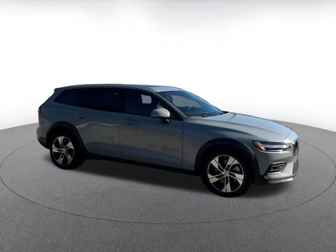 Used 2025 Volvo V60 B5 Cross Country Plus image 2