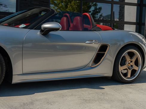 Used 2021 Porsche 718 Boxster RWD image 8