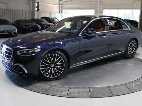 Used 2022 Mercedes-Benz S 500 4MATIC w/ 3D Technology Package image 4