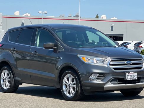 Used 2017 Ford Escape SE FWD image 5