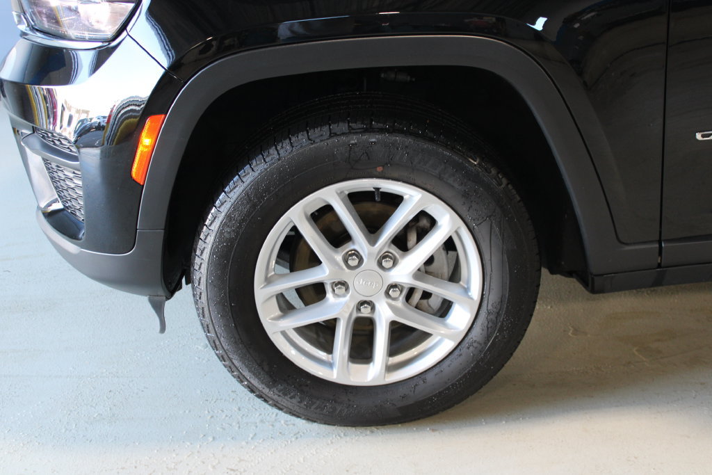 Used 2023 Jeep Grand Cherokee Laredo w/ Luxury Tech Group I AWD/4WD image 4