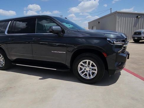 Used 2022 Chevrolet Suburban LT w/ Luxury Package RWD image 2