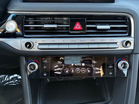 Used 2025 Genesis G70 2.5T image 36