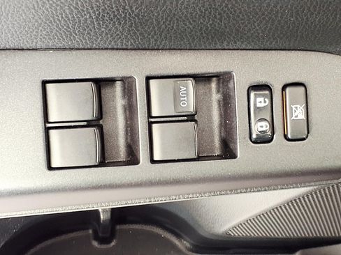 Used 2018 Toyota RAV4 XLE FWD image 15