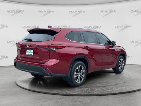 Used 2020 Toyota Highlander XLE AWD/4WD image 7