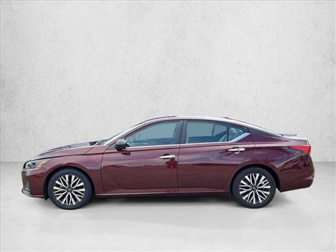 Used 2025 Nissan Altima 2.5 SV FWD image 9