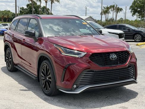 Used 2023 Toyota Highlander XSE AWD/4WD image 2