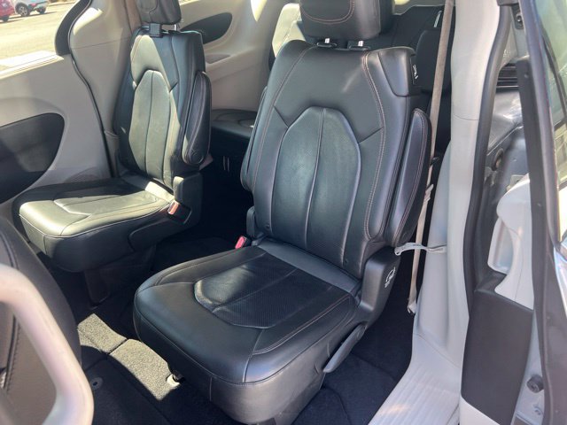 Used 2020 Chrysler Pacifica Touring-L FWD image 17