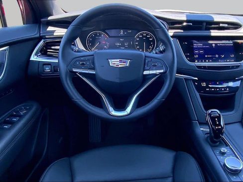 Used 2025 Cadillac XT6 Luxury FWD image 6