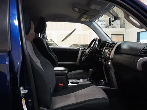 Used 2018 Toyota 4Runner SR5 AWD/4WD image 9