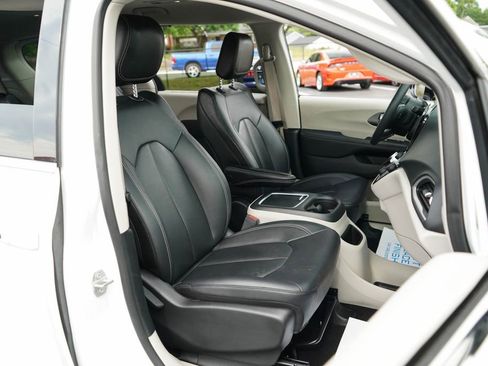 Used 2024 Chrysler Pacifica Touring-L FWD image 12