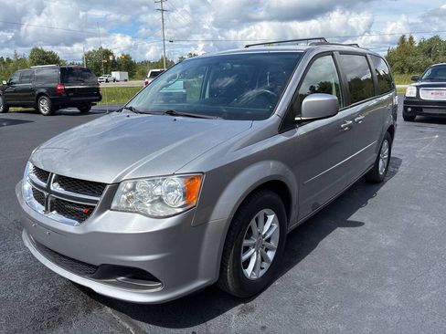 Used 2015 Dodge Grand Caravan SXT w/ UConnect Hands-Free Group image 2