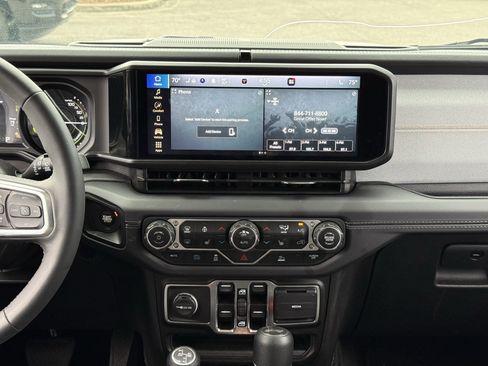 Used 2025 Jeep Wrangler Unlimited Sahara AWD/4WD image 30