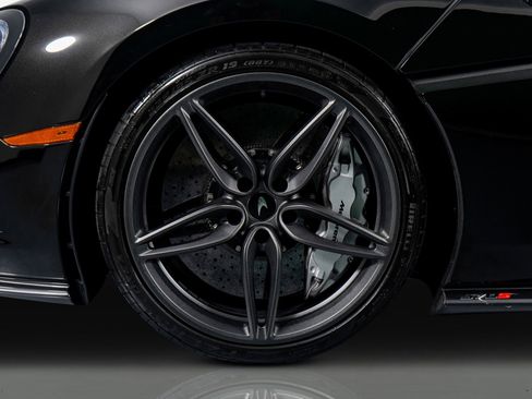 Used 2019 McLaren 570S Spider image 12