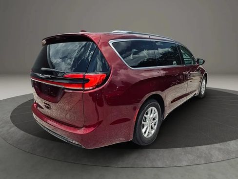 Used 2021 Chrysler Pacifica Touring-L FWD image 5
