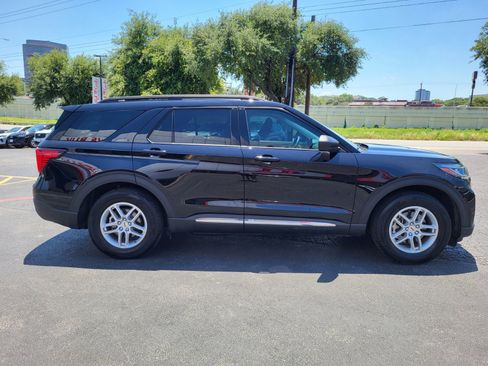 Certified 2025 Ford Explorer Active RWD image 2