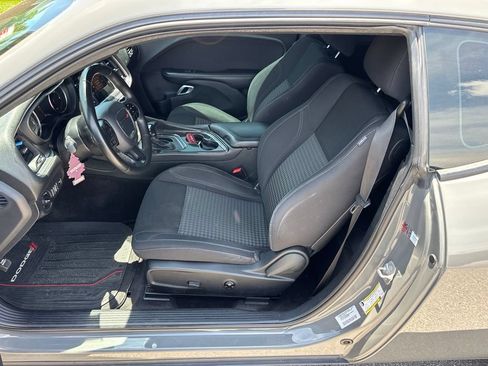 Used 2017 Dodge Challenger SXT RWD image 9
