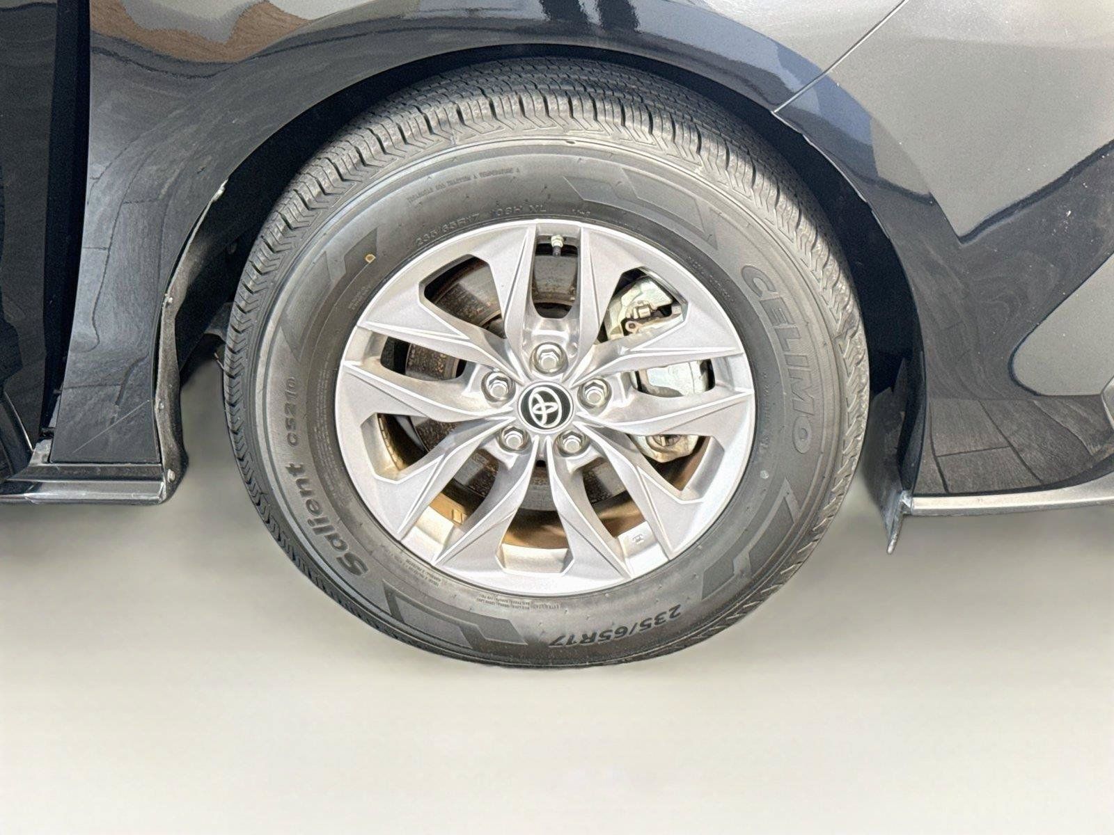 Used 2025 Toyota Sienna LE FWD image 39