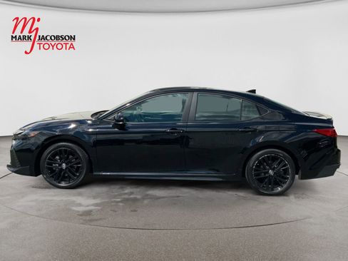 Used 2025 Toyota Camry SE FWD image 9