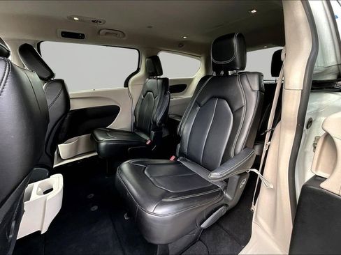Used 2023 Chrysler Pacifica Touring-L FWD image 21