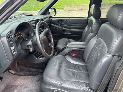 Used 2001 Chevrolet Blazer LT w/ Preferred Equipment Group AWD/4WD image 25
