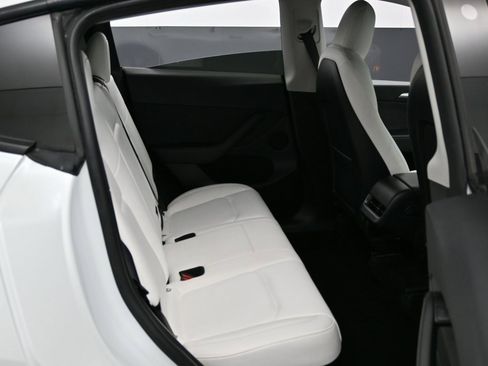 Used 2022 Tesla Model Y Long Range image 35