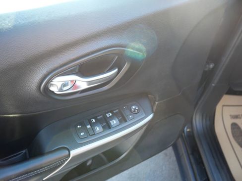 Used 2019 Jeep Cherokee Latitude Plus w/ Cold Weather Group image 17