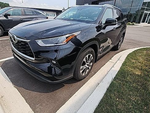 Used 2021 Toyota Highlander XLE AWD/4WD image 3
