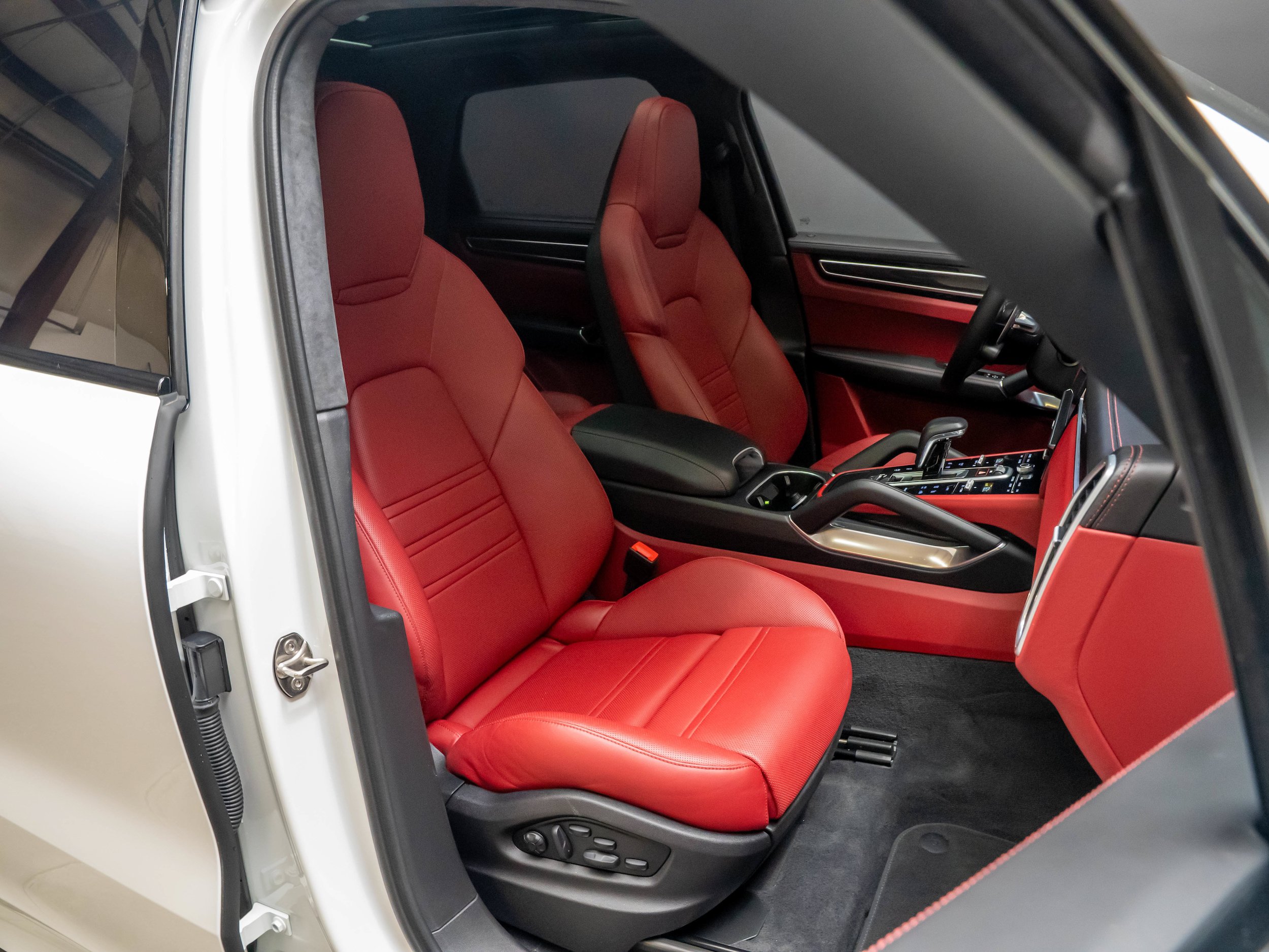 Used 2022 Porsche Cayenne Turbo S AWD/4WD image 32