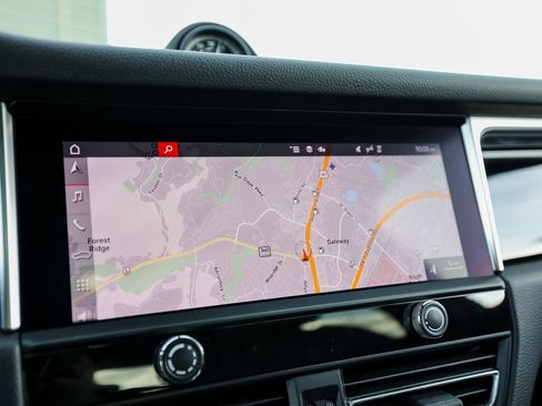 Certified 2023 Porsche Macan image 18