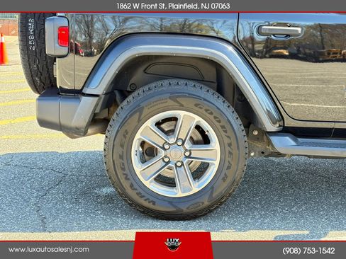 Used 2018 Jeep Wrangler Unlimited Sahara w/ Dual Top Group AWD/4WD image 12