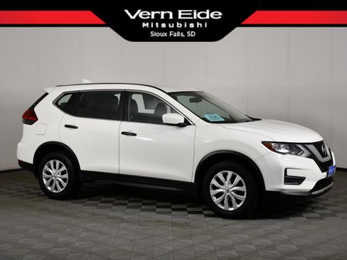 Used 2017 Nissan Rogue S AWD/4WD image 1